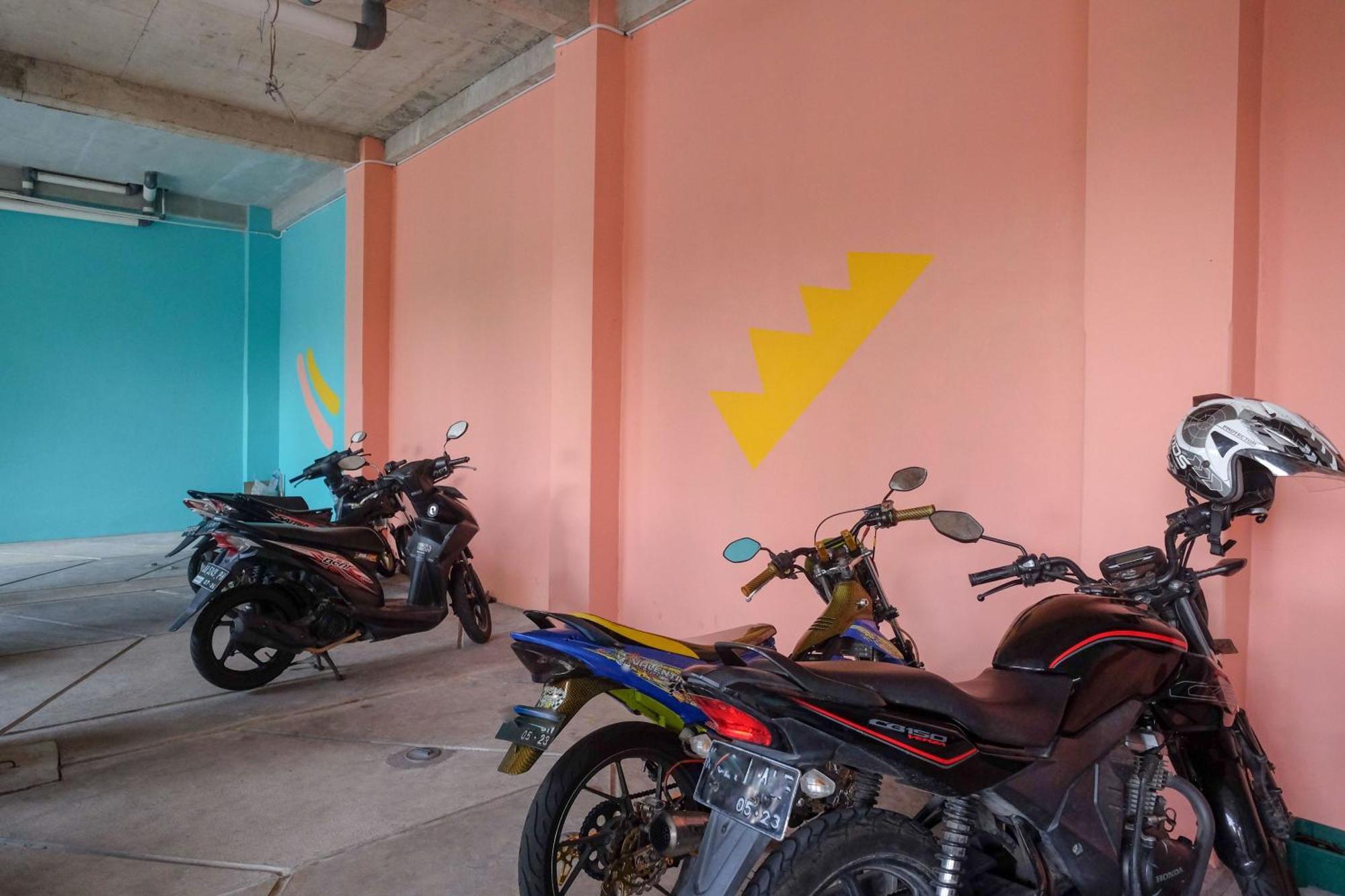 Sans Hotel Kumbang Yogyakarta By Reddoorz Exterior photo