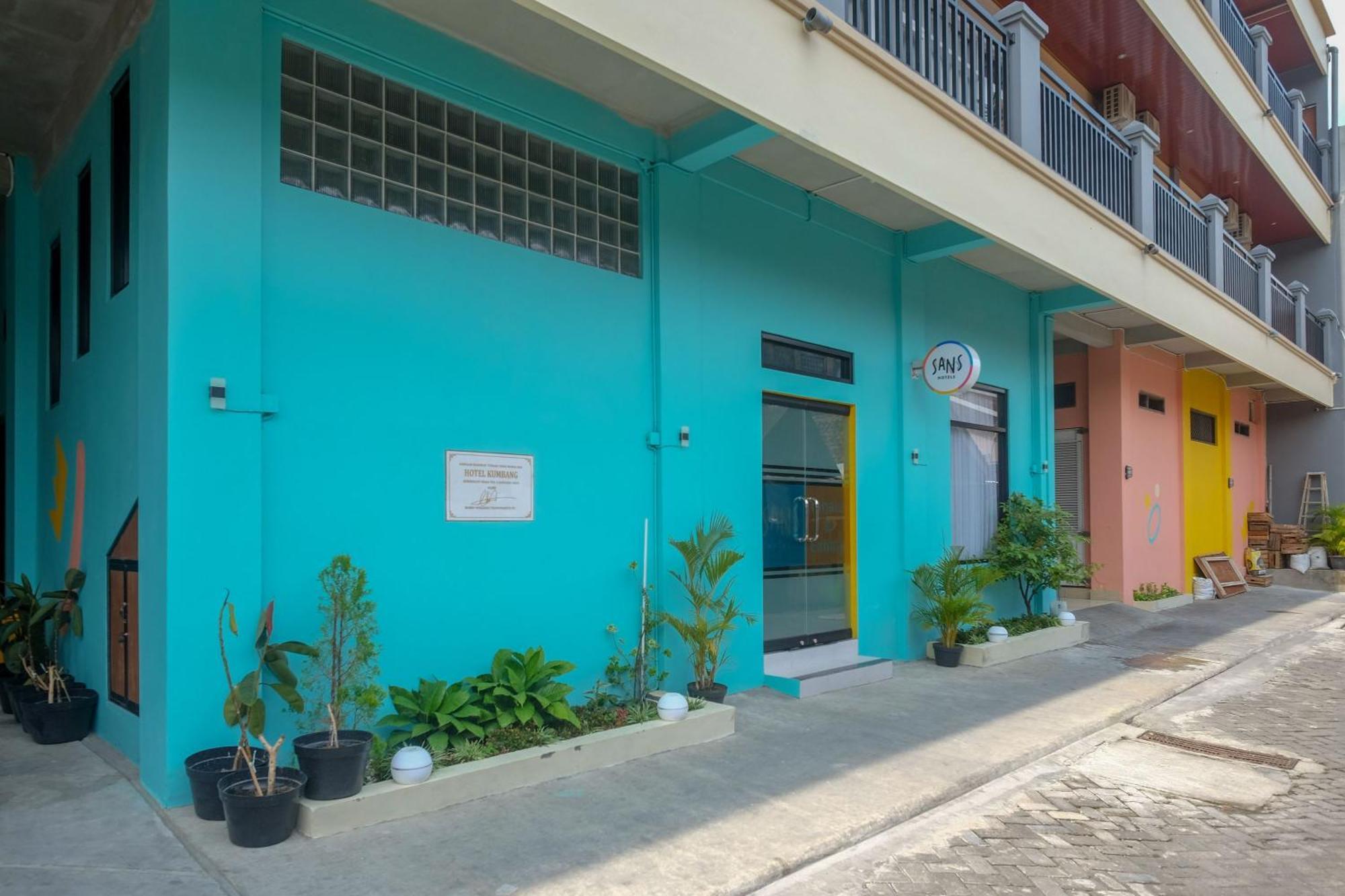 Sans Hotel Kumbang Yogyakarta By Reddoorz Exterior photo